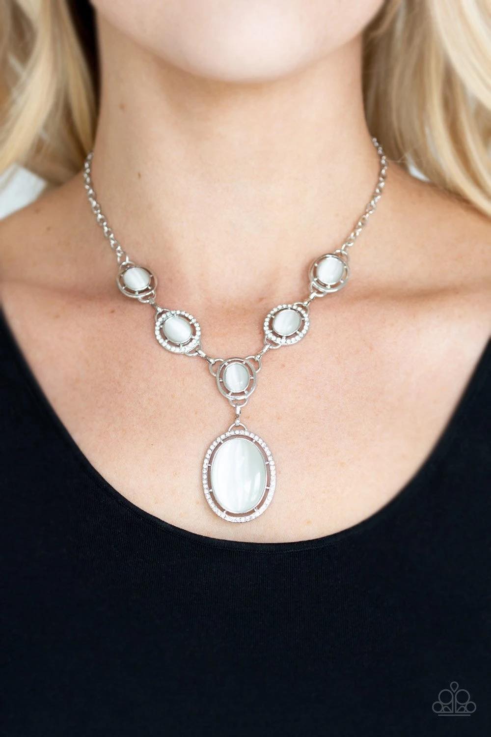 Paparazzi Metro Medallion White